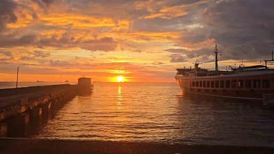 Süleymanpaşa’da sabah saatlerinde Marmara Denizi üzerinde beliren altın tonlarındaki gün