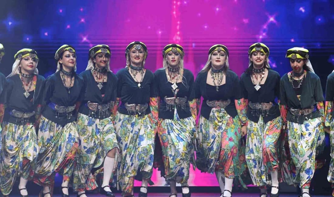Nilüfer’in dansçılarından görsel şölen Nilüfer Belediyesi Halk Dansları Topluluğu, Anadolu’dan Balkanlar’a uzanan zengin kültürel
