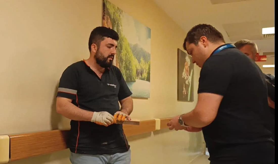 Çiviyi tahta yerine eline çaktı hastaneye kaldırıldı Bursa’nın İnegöl ilçesinde faaliyet gösteren bir mobilya fabrikasında meydana gelen