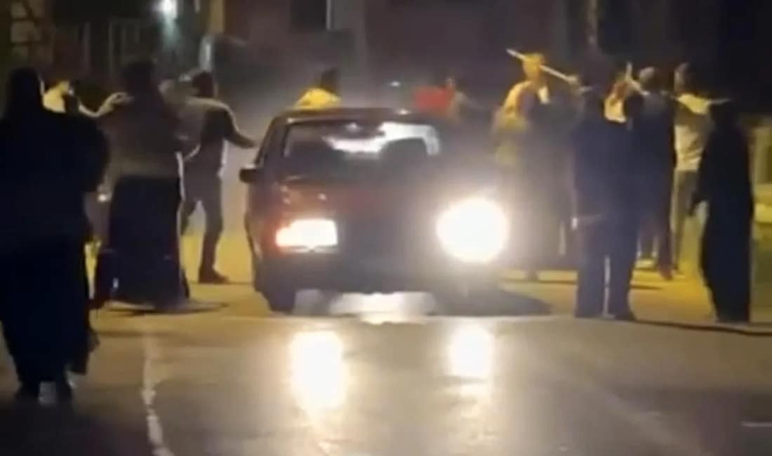 Bursa’da iki grup birbirine girdi: Tekme, tokat ve sopalar havada uçuştu Bursa’da iki grup arasında çıkan kavgada tekme, tokat ve sopalar