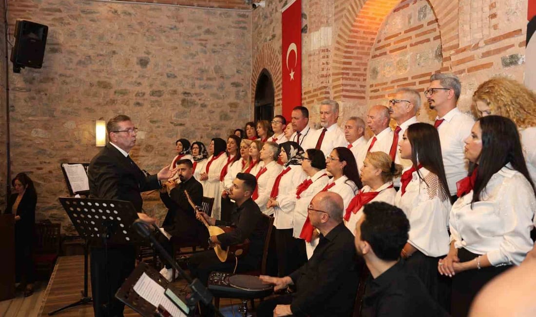 Osmangazi’de türküler gönüllere işlendi Bursa’da Osmangazi Belediyesi Türk Halk Müziği Topluluğu, dönem sonu konserinde