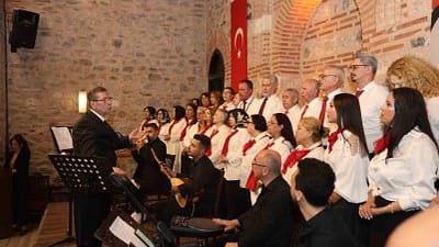 Bursa’da Osmangazi Belediyesi Türk Halk Müziği Topluluğu, dönem sonu konserinde