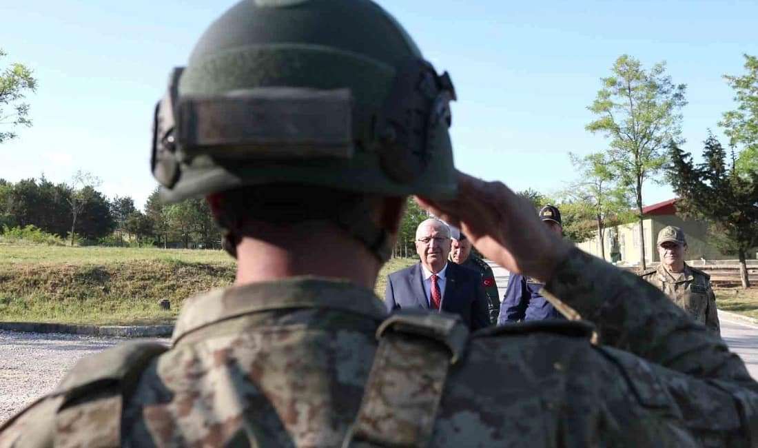 Bakan Güler, Edirne’de Mehmetçikle bayramlaştı Milli Savunma Bakanı Yaşar Güler, Edirne’de 9’uncu Hudut Tugay Komutanlığı’nda