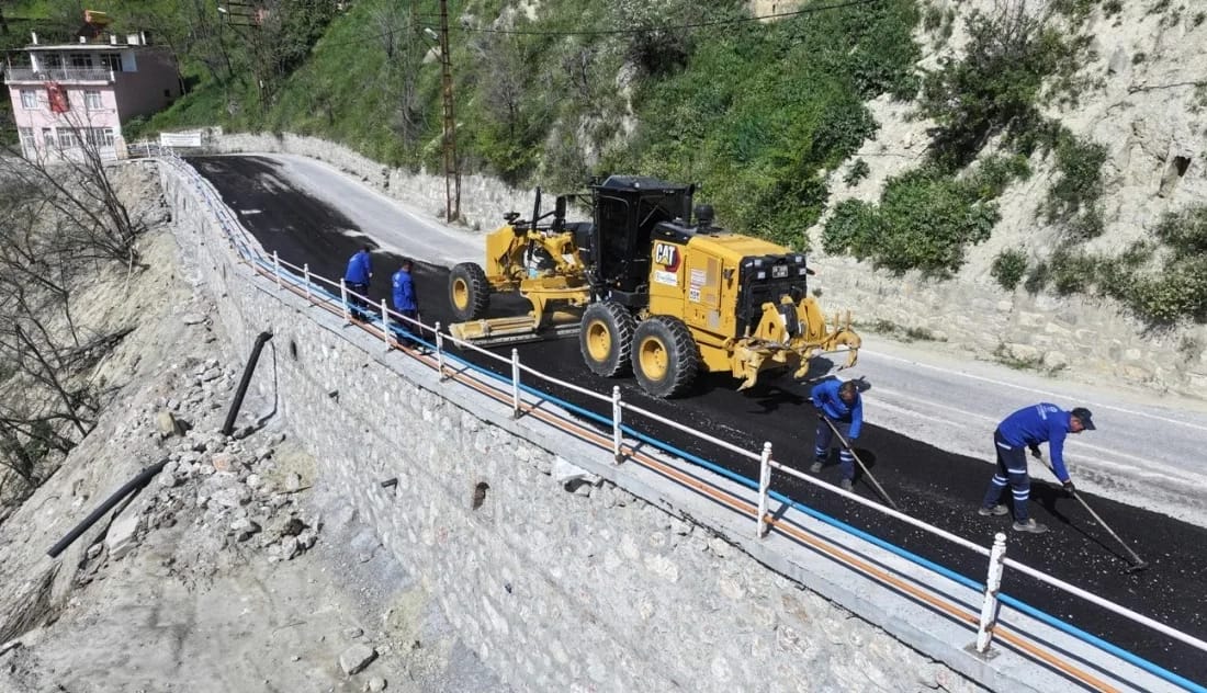 Karacasu bağlantı yolunda trafik güvenliği artırıldı Denizli Büyükşehir Belediyesi, Babadağ ve çevresinde yol genişletme ve altyapı