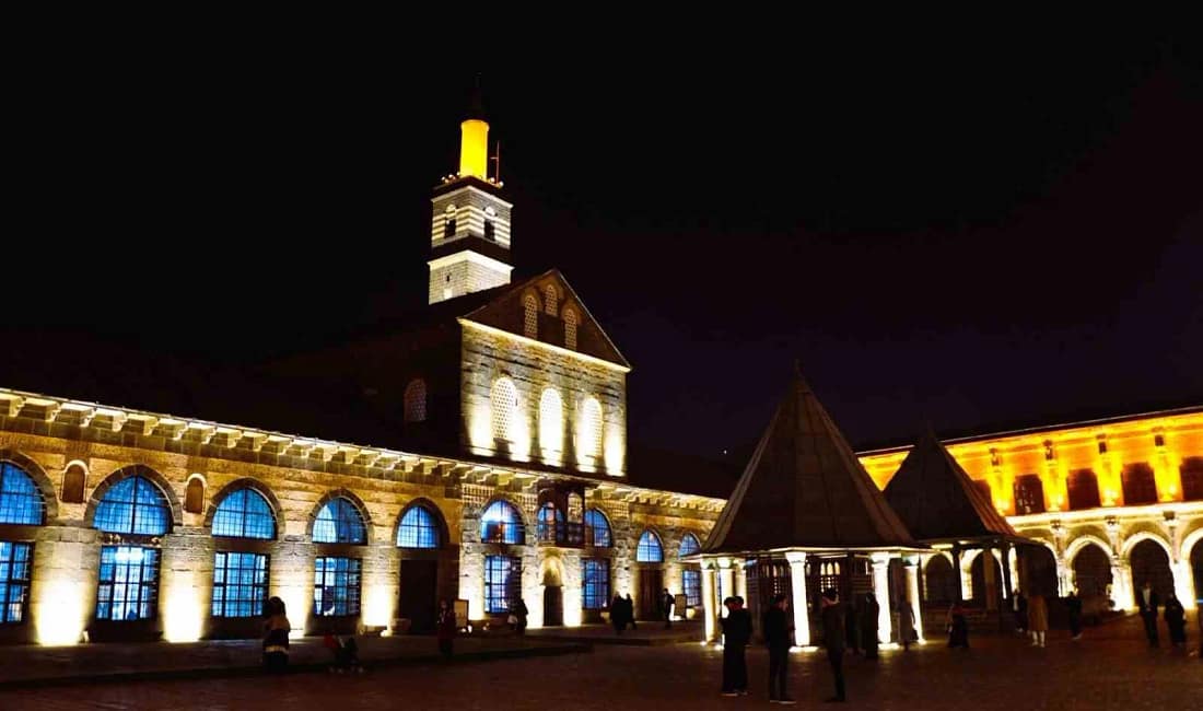 Diyarbakır Ulu Cami yeni aydınlatmasıyla dikkat çekiyor Dicle Elektrik’in 1,5 milyon liralık yatırımıyla Diyarbakır Ulu Cami özel