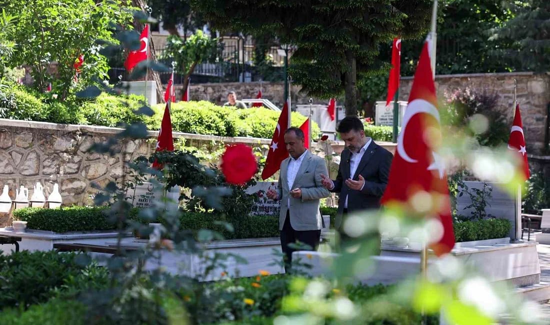 Başkan Vekili Şahin Biba’dan şehitlik, esnaf ve itfaiye ziyareti Bursa Büyükşehir Belediyesi Başkan Vekili Şahin Biba, Kurban Bayramı arefesinde