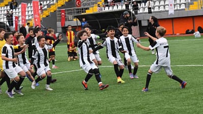 Yunusemre Belediyesi’nin düzenlediği 23 Nisan Futbol Turnuvası’nda 16 takım sahaya