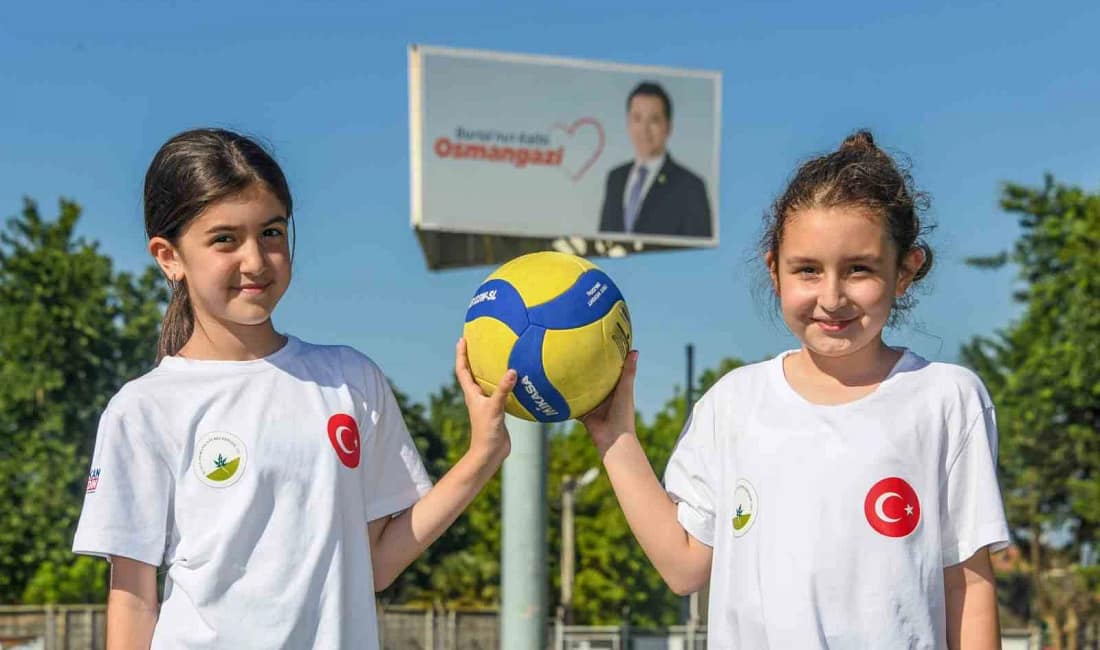 Geleceğin voleybolcuları Osmangazi’de yetişiyor Osmangazi Belediyesi’nin bu yıl ikinci kez düzenlediği Mini Voleybol Şenliği,
