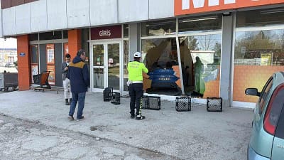 Eskişehir’de sürücünün fren yerine gaz pedalına basması sonucu kontrolden çıkan